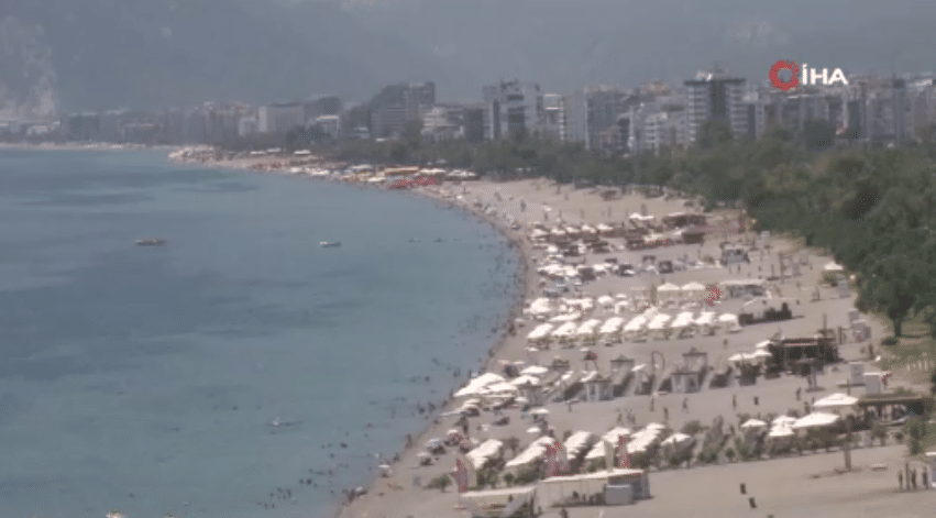 Termometrelerin 45 dereceyi gösterdiği Antalya'da vatandaşlar sıcak havadan korunmaya çalışırken, Meteoroloji sıcaklığın bu seviyelerde seyretmeye devam edeceğini duyurdu.