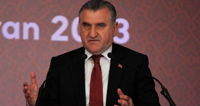 Gençlik ve Spor Bakanı Dr. Osman Aşkın Bak, Edirne'de bu yıl 662. düzenlenen Tarihi Kırkpınar Yağlı Güreşleri'nde başpehlivanlığı kazanan Yusuf Can Zeybek’i kutladı.