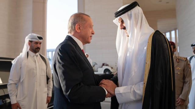 Katar Emiri Şeyh Tamim bin Hamad Al Thani, Cumhurbaşkanı Recep Tayyip Erdoğan’ın Katar ziyaretinin ardından yaptığı açıklamada, “Sevgili kardeşim Cumhurbaşkanı Recep Tayyip Erdoğan'ı Doha'da ağırlamaktan memnuniyet duydum” ifadelerini kullandı. 