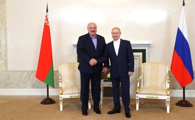 Belarus Devlet Başkanı Aleksandr Lukaşenko, Rusya Devlet Başkanı Vladimir Putin ile yaptığı görüşmede, Rus paralı asker grubu Wagner askerlerinin Polonya’ya girmek istediğini belirterek, “Wagner bizi zorlamaya başladı. Saldırı için Polonya’ya gitmek istiyorlar” ifadelerini kullandı.
