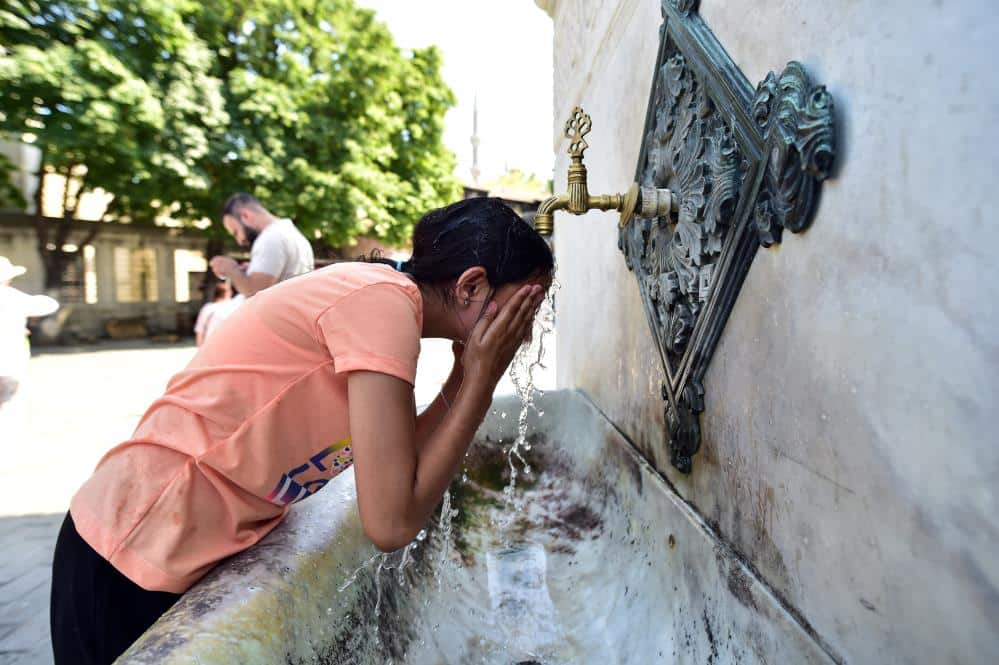 Bunaltan sıcakların etkili olduğu Türkiye'de mega kent İstanbul da nasibini aldı, termometreler 41 dereceyi gördü.