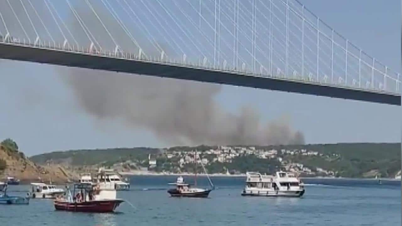 Beykoz’da Poyrazköy ve Anadolu Feneri bölgelerinde ormanlık alanda yangın çıktı. Yangının çıktığı alan dron ile görüntülendi.