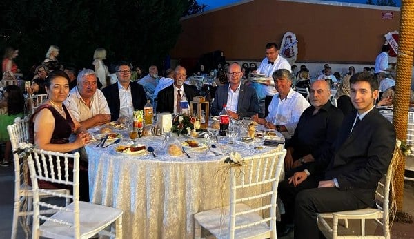 Değişim, CHP’nin şu aralar dilinden düşürmediği sözcük. Geçtiğimiz akşam İlayda ile Hüseyin’in düğünde Ersan Aytekin ve Serkan Sarı ile bir araya gelme fırsatını yakaladık.