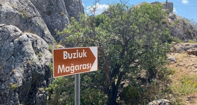 Dünya tarihinin sıcaklık rekorunun kırıldığı bu günlerde Elazığ'da serinlemenin durağı olan ve eksi 10 derecesiyle dikkat çeken 'Buzluk Mağarası' yoğun talep görüyor.