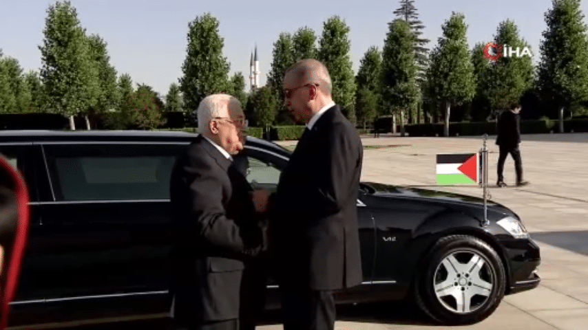 Cumhurbaşkanı Recep Tayyip Erdoğan, Türkiye’ye resmi ziyarette bulunan Filistin Devlet Başkanı Mahmud Abbas’ı Cumhurbaşkanlığı Külliyesi’nde resmi törenle karşıladı.