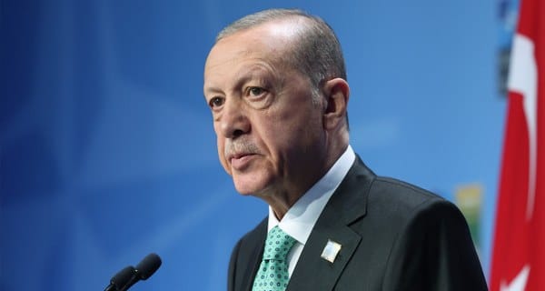 Cumhurbaşkanı Recep Tayyip Erdoğan, bölgede barışın, istikrarın ve güvenliğin sağlanması amacıyla sahada ve masada güçlü Türkiye hedefiyle çalışmaların devam edeceğini vurguladı. Lozan Anlaşması ile elde edilen hakları kararlılıkla savunurken, yeni hamlelerle ülkenin kazanımlarını güçlendireceklerini belirtti.