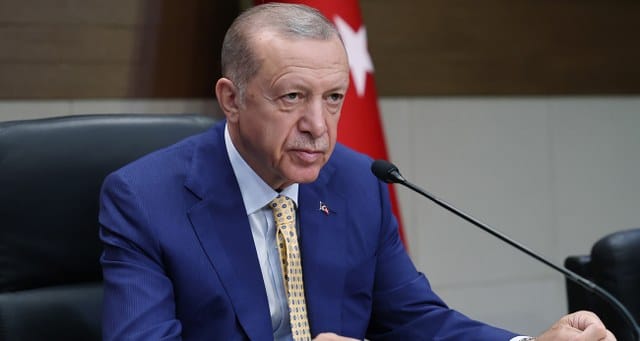 Cumhurbaşkanı Recep Tayyip Erdoğan, binlerce insanın hayatını kaybettiği Kahramanmaraş merkezli depremlerin ülke ekonomisine 104 milyar dolarlık bir maliyeti olduğunu duyurdu. Erdoğan, "Bu ağır yükün altından siz dostlarımızın da desteğiyle inşallah hep birlikte kalkacağız" şeklinde konuştu.