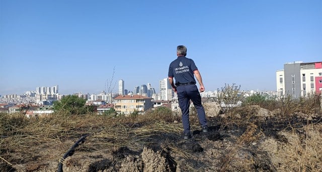 İstanbul Esenyurt'ta yol kenarında bulunan arazideki kuru otlar alev alev yandı. E-5 Karayolu’nu kaplayan dumanlar vatandaşlar arasında korkuya sebep olurken, görüntüler kameralara yansıdı.