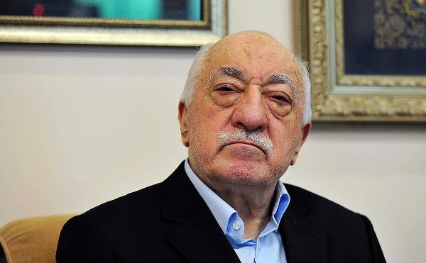 Balıkesir’in Edremit ilçesinde, polis ekipleri tarafından FETÖ'ye üye olmak suçundan hakkında hapis kararı bulunan bir kişi pansiyonda yakalandı.