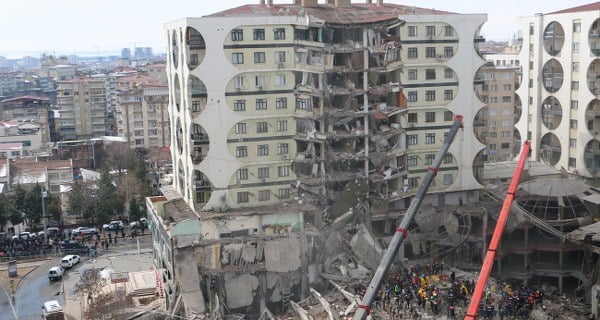 Diyarbakır'da 6 Şubat'ta meydana gelen  Kahramanmaraş merkezli depremlerde yıkılan Galeria Sitesi'nde 89 kişinin hayatını kaybettiği olaya ilişkin soruşturmada tutuklanan 7 kişi tahliye edildi.