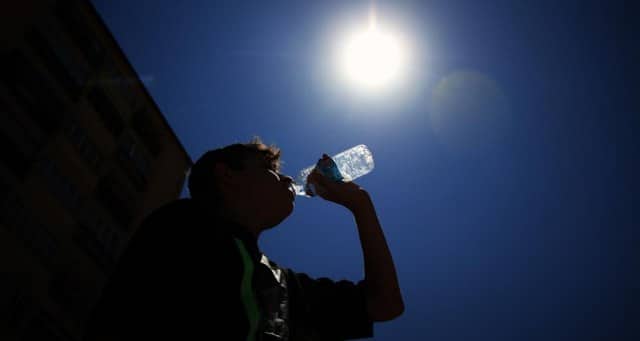 Meteoroloji 4. Bölge Müdürlüğü Bölge Tahmin ve Uyarı Merkezinden yapılan uyarıda, Muğla bölgesinde sıcak hava dalgası nedeniyle hava sıcaklığı 36-40 derece dolayında seyredecek. Vatandaşlar, günün en sıcak saatleri olan 11.00-16.00 arasında dikkatli ve tedbirli olmaları konusunda uyarıldı. BALIKESİR