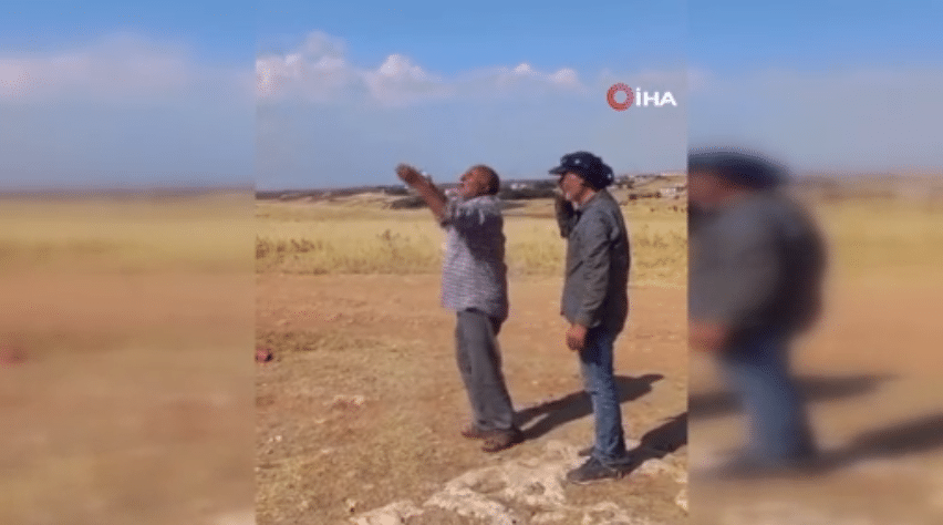Şanlıurfa’da sıcaktan bunalan bir vatandaş "Bizi mahvettin" diyerek güneşe taşla saldırdı. Oanlar sosyal medyada viral oldu.