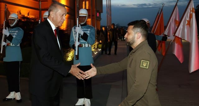 Ukrayna Devlet Başkanı Volodimir Zelenski, İstanbul'a bir ziyaret gerçekleştirerek Cumhurbaşkanı Recep Tayyip Erdoğan ile Vahdettin Köşkü’nde bir araya geldi.