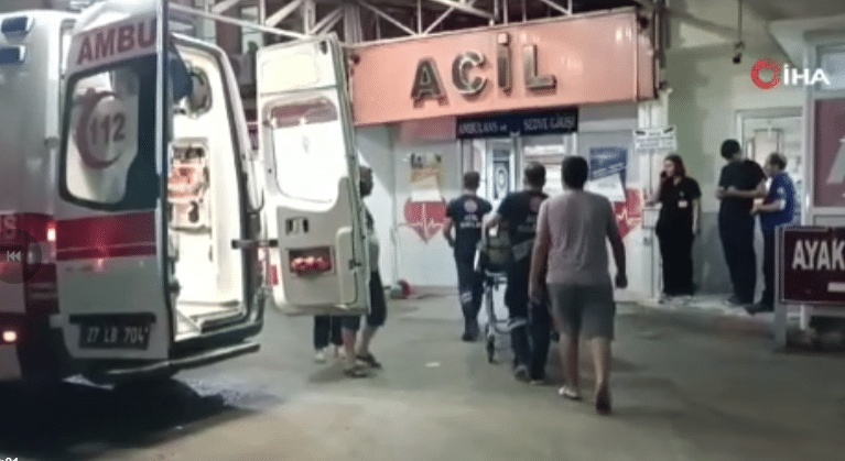 Gaziantep'te, hasta yakınını hastaneye getiren 3 kişi, doktora saldırdı. Bu olayın ardından doktor, iş göremezlik raporu aldı ve hastane acil servisi bir süreliğine hizmete kapatıldı.