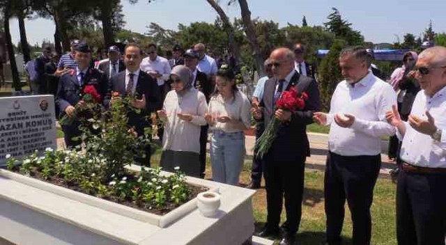 Balıkesir’in Bandırma ilçesinde 15 Temmuz Demokrasi ve Milli Birlik Günü'nde Haydar Çavuş Camii’nde Mevlid-i Şerif okutuldu ardından da Bandırma Şehitliği ziyaret edildi.