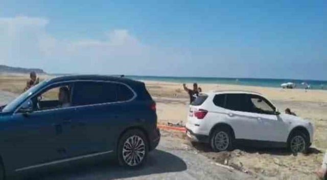 Arnavutköy’de bataklığa saplanan cipin yardımına yerli otomobil Togg sürücüsü koştu. Togg cipi halat yardımıyla bataklıktan çıkardı.