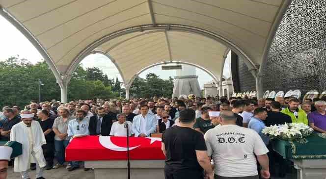 Usta oyuncu Yılmaz Gruda, Üsküdar'da düzenlenen tören ve Karacaahmet Mezarlığı'nda kılınan cenaze namazı sonrasında son yolculuğuna uğurlandı. Usta oyuncunun hayatı boyunca kullandığı, dizilerde ve filmlerde taktığı kasketi tabutunun baş kısmına konuldu.