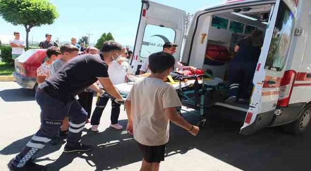 Balıkesir'in Burhaniye ilçesinde, motosikletli bir kuryenin çarptığı çocuk hafif şekilde yaralandı.