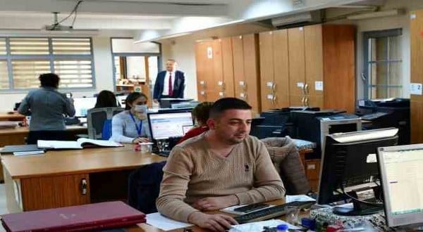 Çevre, Şehircilik ve İklim Değişikliği Bakanı Mehmet Özhaseki, Tapu ve Kadastro Genel Müdürlüğü'nün bu yılın ilk 6 ayında gayrimenkul işlemleriyle hazineye 27,4 milyar liralık katkı sağladığını duyurdu. Özhaseki, “Tapu ve Kadastro Genel Müdürlüğü’müzün son 2 yıl itibarıyla hazineye sağladığı katkı 96 milyar liraya ulaştı” dedi.