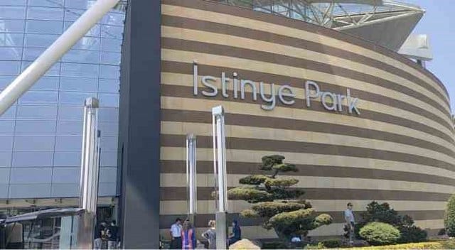 Sarıyer’de bulunan İstinye Park AVM’nin otopark bölümündeki temizlik odasında 52 yaşındaki temizlik personeli adam, çamaşır ipiyle boruya asılmış halde ölü bulundu. 