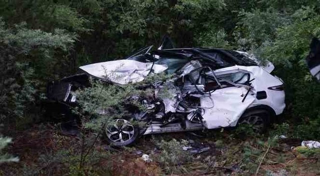 Kastamonu'da tatile çıkan ailenin bulunduğu karavana bağlı olan cip ile kamyon çarpıştı. Kazada anne ve baba hayatını kaybetti. 3 çocuk ise yaralandı.