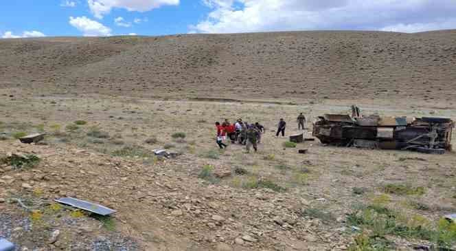 Van'da askeri araçla otomobilin çarpışması sonucu, bir kişi hayatını kaybederken, 13 asker de yaralandı.