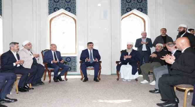 Cumhurbaşkanı Yardımcısı Cevdet Yılmaz, tedavi gördüğü hastanede hayatını kaybeden Menzil Cemaati'nin "şeyh"i Seyyid Abdülbaki Erol'un ailesine Adıyaman'da taziye ziyaretinde bulundu.
