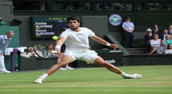 Wimbledon Tek Erkekler Finali'nde 20 yaşındaki İspanyol tenisçi Carlos Alcaraz, Sırp rakibi Novak Djokovic'i 3-2 yenerek büyük bir başarı elde etti ve şampiyon oldu. Alcaraz, böylece kariyerindeki ilk Wimbledon zaferini yaşamış oldu. 