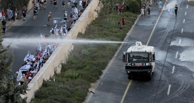İsrail’de tartışmalı yargı reformu kapsamındaki Yüksek Mahkeme’nin yetkilerini sınırlandıran yasa tasarısının mecliste kabul edilmesinin ardından ülkede yeniden sokaklar karıştı. 