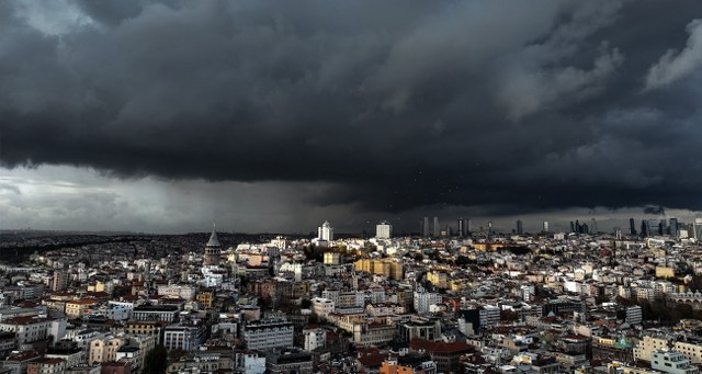 İstanbul Valiliği cumartesi sabah saatlerinden itibaren kentte kuvvetli ve gök gürültülü sağanak yağış beklendiği belirterek vatandaşları uyardı.