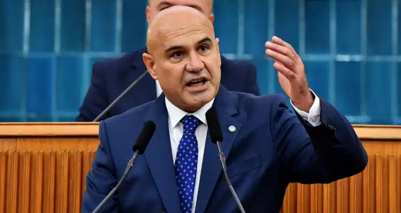 İYİ Parti Balıkesir Milletvekili Op. Dr. Turhan Çömez’in annesi İkbal Çömez ve ablası Hacer Dere İYİ Parti’ye üye olmak için yaptıkları başvuru Ak Parti parti üyeliği sebebiyle reddedildi. Turhan  Çömez şaşırdığı bu olayı sosyal medya hesabından duyururken vatandaşları uyardı.