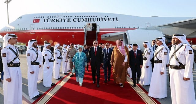 Cumhurbaşkanı Recep Tayyip Erdoğan, eşi Emine Erdoğan ile birlikte resmi temaslarda bulunmak üzere Suudi Arabistan’ın ardından Katar’a geldi.