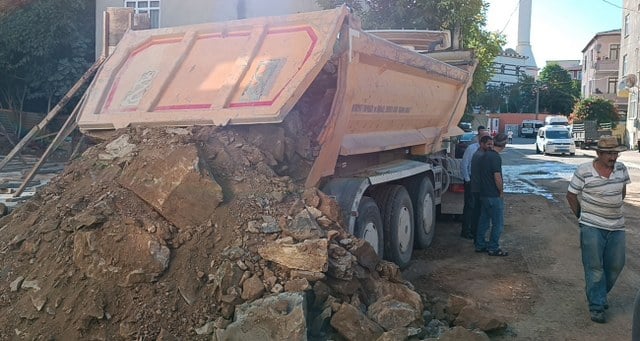 Kocaeli’nin Gebze ilçesinde geri manevra yapan hafriyat kamyonunun yol kenarında motosiklet üzerinde duran baba ve 2 çocuğa çarpması sonucu meydana gelen kazada baba ağır yaralandı.