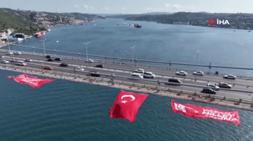 15 Temmuz Şehitler Köprüsü’ne fetö darbe girişimin 7’nci yılında İstanbul Valiliği ve 15 Temmuz Derneği tarafından dev Türk bayrağı asıldı.