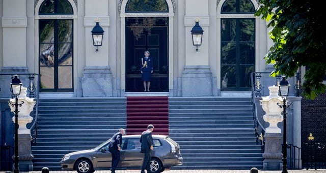 Hollanda Başbakanı Mark Rutte, 4 partili koalisyon hükümetinin istifasını Hollanda Kralı Willem-Alexander'a sundu. 