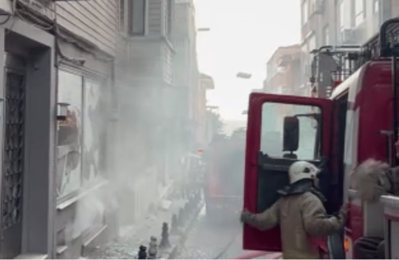 İstanbul Fatih’te bulunan 3 katlı bir otelde yangın çıktı. İçeride mahsur kalan vatandaşlar itfaiye ekipleri tarafından kurtarılırken, yangın kısa sürede söndürüldü.