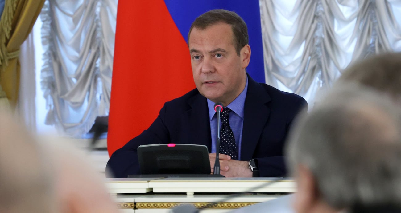 Rusya Güvenlik Konseyi Başkan Yardımcısı Dmitry Medvedev, sosyal medya hesabından yaptığı paylaşımda, ABD ve NATO'nun desteğini alan Ukrayna'nın, başarılı olması durumunda nükleer silah kullanabileceklerini ifade etti.