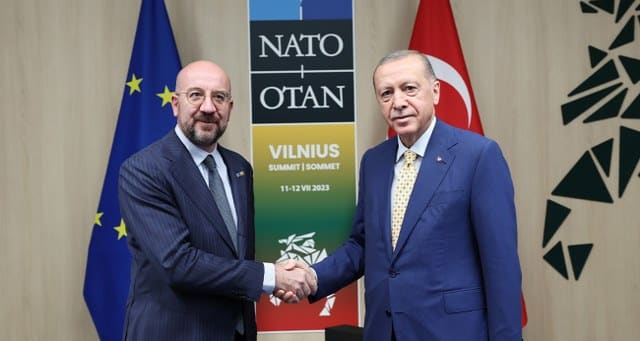 Cumhurbaşkanı Recep Tayyip Erdoğan, Avrupa Birliği Konseyi Başkanı Charles Michel ile bir araya geldi. Charles Michel görüşmeden sonra, “AB-Türkiye işbirliğini yeniden ön plana çıkarmak için önümüzdeki fırsatları ele aldık” dedi.
