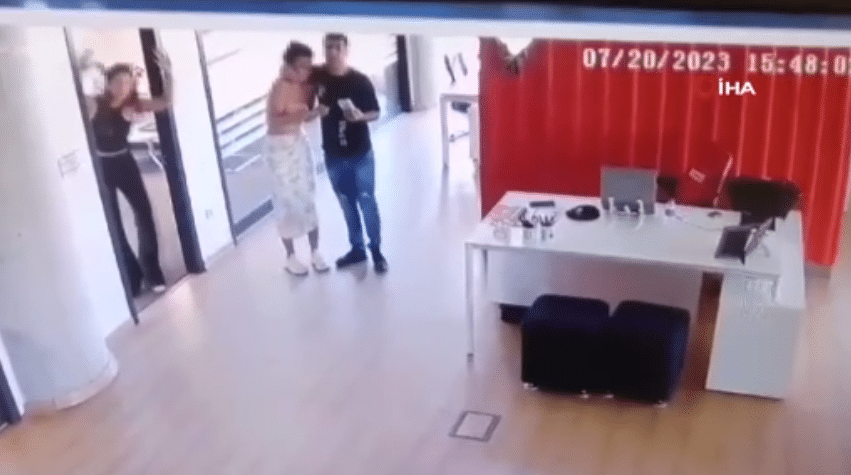 İstanbul Beykoz'da bıçaklı bir saldırgan iş merkezindeki bir kadını rehin aldı. Korku dolu anların ardından polisin uzun uğraşları sonucunda kadın kurtarılırken, o anlar da kameralara yansıdı.
