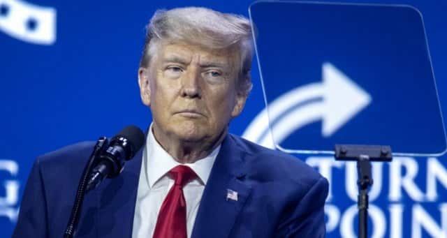 Amerika Birleşik Devletleri'nin bir önceki Başkanı Donald Trump, hakkındaki gizli belgeler davasında, şimdi de çalışanlarından malikanesindeki kamera kayıtlarını silmesini istemekle suçlandı.