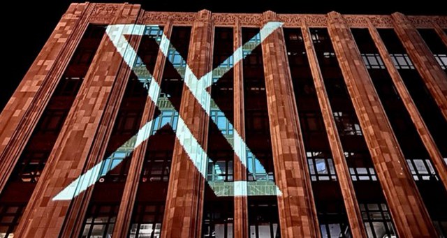Bir süre önce sosyal medya platformu Twitter’ı satın alan ABD’li milyarder Elon Musk, uygulama üzerindeki değişikliklere bir yenisini ekledi, mavi kuş logosu “X” ile değiştirildi.