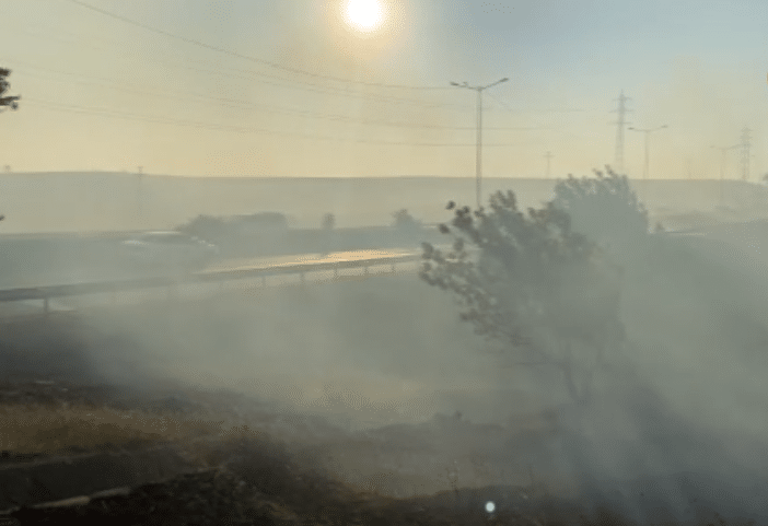 Tekirdağ Çorlu’da yaklaşık 100 dönümlük anız ve çalılık alan alev alev yandı. Görüş mesafesini düşürdüğü için yol bir süreliğine trafiğe kapandı.