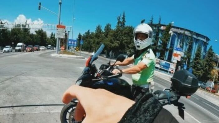 Samsun’da hız yapan motosikletli gence uyarıda bulunan trafik polisinin sözleri duygulandırdı. Baba gibi öğütte bulunan polisin "Ölürsen anne ve babana biz ne diyeceğiz?" dediği gör