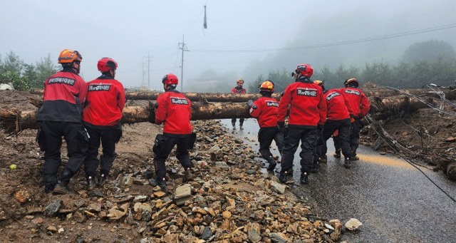 Güney Kore’de etkili olan şiddetli yağışların neden olduğu sel ve toprak kaymasında ölü sayısı 37’ye yükselirken, 10’dan fazla kişinin kayıp olduğu aktarıldı.