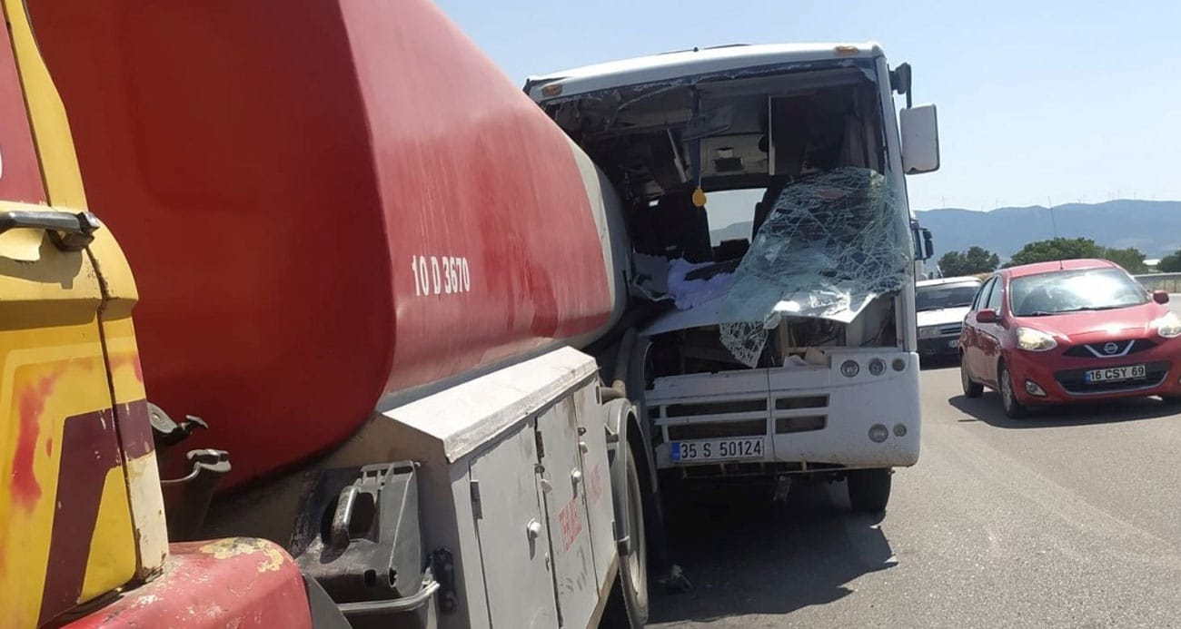 İzmir’in Kınık ilçesinde maden işçilerini taşıyan servisle akaryakıt tankerinin çarpışması sonucu 16 kişi yaralandı. 