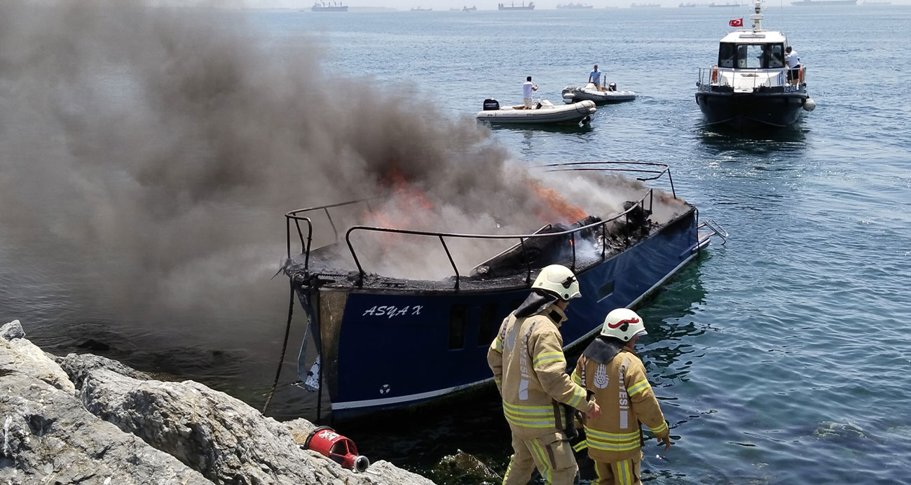 Pendik sahilde bir tekne henüz belirlenemeyen bir nedenle alevlere teslim oldu.