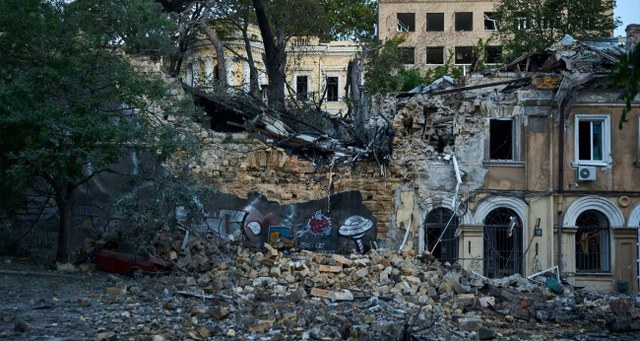 Rusya, Ukrayna’nın liman kenti Odessa’ya füzelerle saldırdı. Saldırı sonucu bir kişi hayatını kaybederken, şehirdeki tarihi katedral ağır hasar gördü.