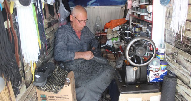 Konya Karapınar’da 14 yaşında kundura tamirciliğine başlayan İlhan Kolaylı, 50 yıldır özenle yaptığı kundura tamirciliğini gelişen teknolojiye inat yapmaya devam ediyor.