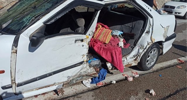 Sinop’ta meydana gelen trafik kazasında, yola çıkan ineğe çarpmamak için direksiyonu kıran sürücü karşı şeritten gelen araca çarptı. 11 yaşındaki bir çocuk hayatını kaybetti, 8 kişi ise yaralandı.