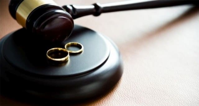 Yargıtay Hukuk Genel Kurulu, "Eşinin ameliyatı sırasında yeteri kadar ilgi göstermemek ve eşini üstlerine karşı şikâyet etmek boşanma sebebidir" ifadelerini kullandı. 
